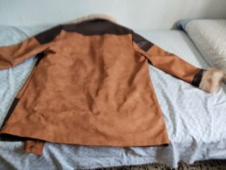 Chaqueta de cuero marrón con hebillas