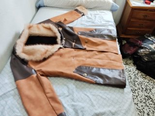 Chaqueta de cuero marrón con hebillas