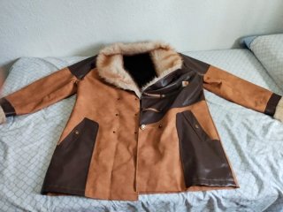 Chaqueta de cuero marrón con hebillas