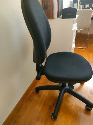 Silla de oficina negra con ruedas