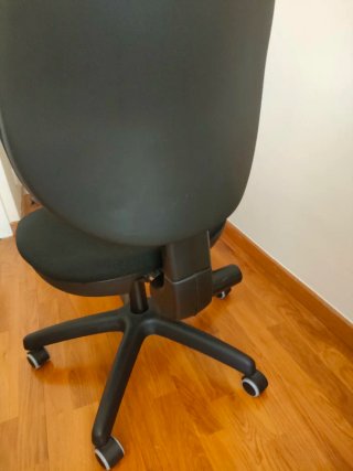 Silla de oficina negra con ruedas