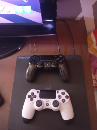 PS4 Slim Negra con dos mandos sin lector de discos