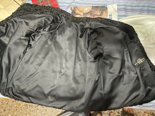 Chaquetón de astracán negro.