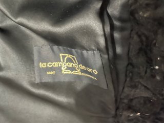 Chaquetón de astracán negro.