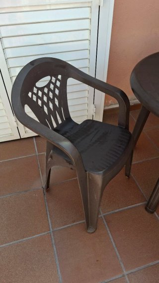 Conjunto mesa y 2 sillas marrón