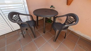 Conjunto mesa y 2 sillas marrón