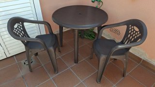 Conjunto mesa y 2 sillas marrón