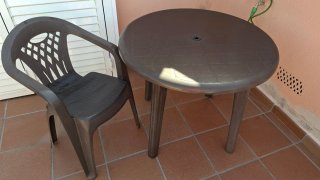 Conjunto mesa y 2 sillas marrón