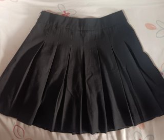Falda negra plisada