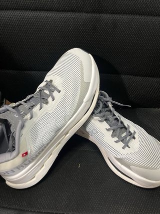 Zapatillas ON grises y blancas