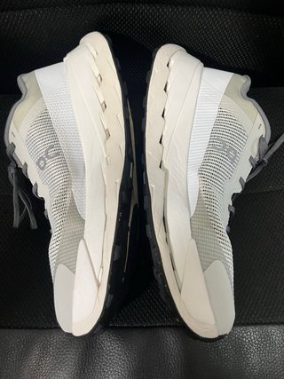 Zapatillas ON grises y blancas