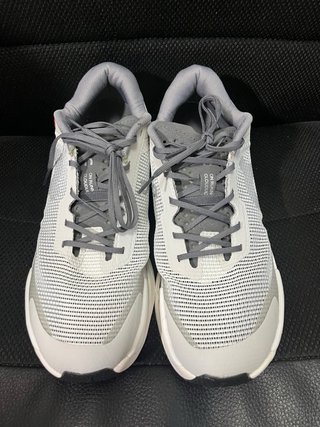 Zapatillas ON grises y blancas