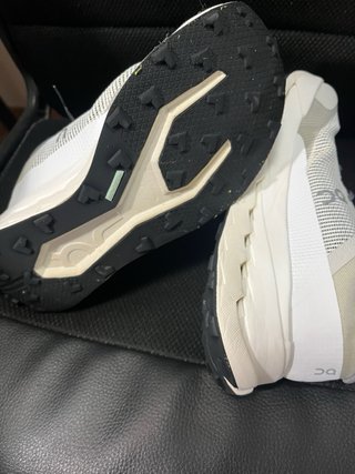 Zapatillas ON grises y blancas