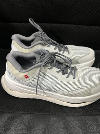 Zapatillas ON grises y blancas