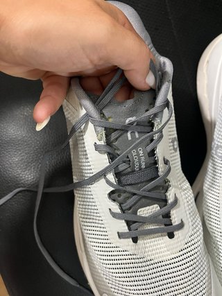 Zapatillas ON grises y blancas