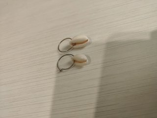 Pendientes de aro con una concha