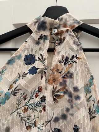 Blusa floral cuello alto jacquard