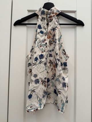 Blusa floral cuello alto jacquard