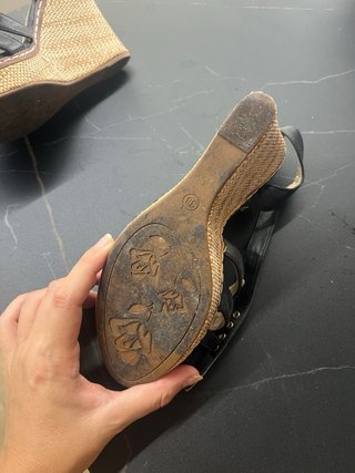 Sandalias cuña negras tachuelas