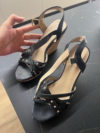 Sandalias cuña negras tachuelas