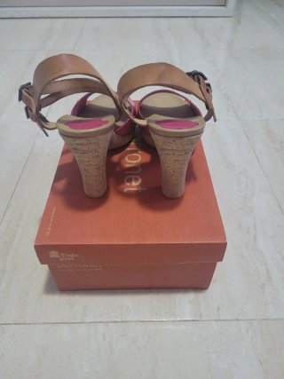 Sandalias porronet de piel fucsia y tacon corcho
