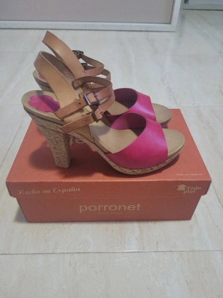 Sandalias porronet de piel fucsia y tacon corcho