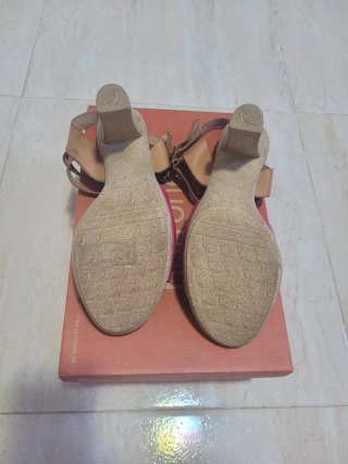 Sandalias porronet de piel fucsia y tacon corcho
