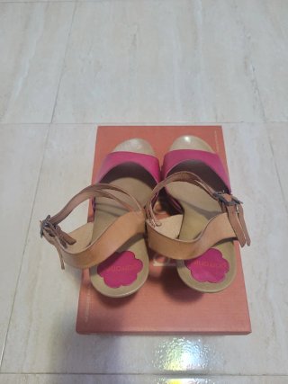 Sandalias porronet de piel fucsia y tacon corcho