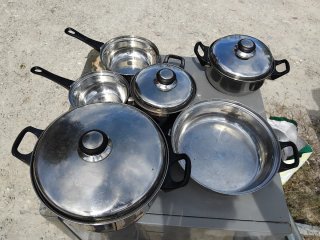 Batería de Cocina Metálica con Mangos Negros