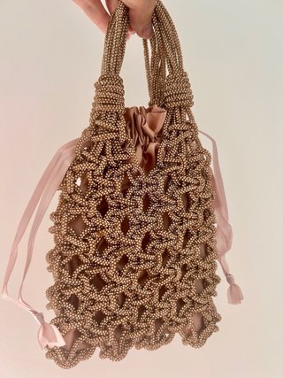 Bolso de mano tejido a mano dorado