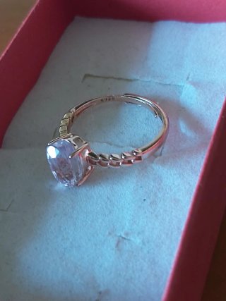 Anillo solitario con kunzita natural — LIQUIDACIÓN