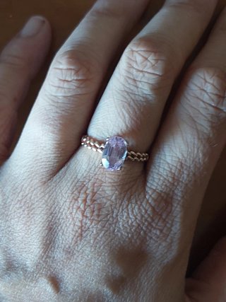 Anillo solitario con kunzita natural — LIQUIDACIÓN