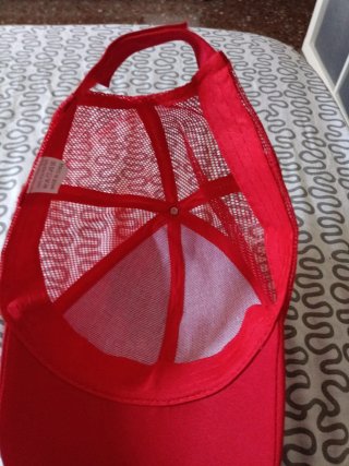 Gorra roja de malla