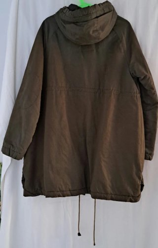Parka verde con capucha