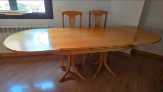 Mesa extensible y 6 sillas de madera