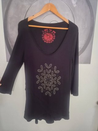 Camiseta negra con pedrería