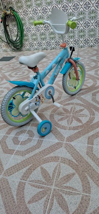 Bicicleta infantil azul con ruedines