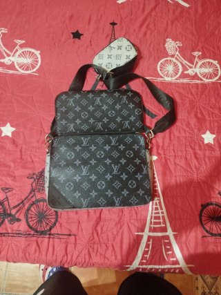Riñonera Louis Vuitton gris y negra