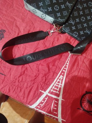 Riñonera Louis Vuitton gris y negra
