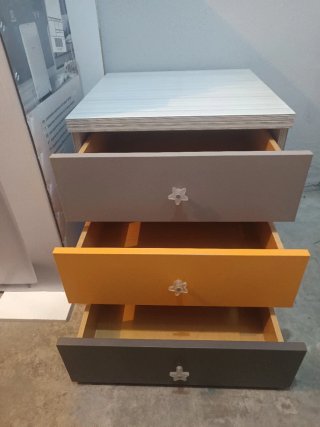 Cómoda y mesita infantil con cajones