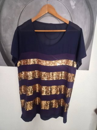 Camiseta azul y dorada con lentejuelas
