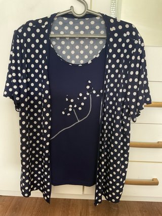 Camiseta elegante azul y blanca, amplia, fresca.