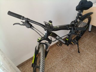 Bicicleta Rockrider ST530 con alarma y casco