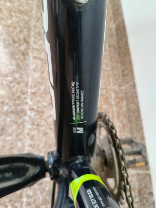 Bicicleta Rockrider ST530 con alarma y casco