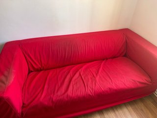 Sofá con funda roja cambiable