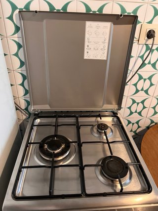 Cocina de gas con horno marca Infiniton. 2 años.