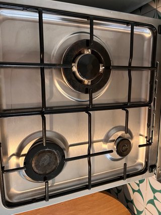 Cocina de gas con horno marca Infiniton. 2 años.