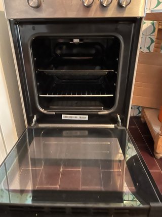 Cocina de gas con horno marca Infiniton. 2 años.