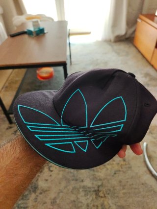 Gorra Adidas Negra con Logo Azul. Azul marino.