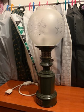 Lámpara antigua negro y blanca con plafón.